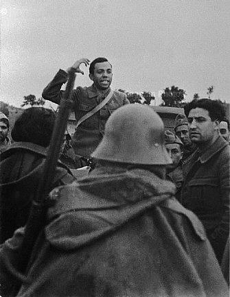 Miguel Hernndez shouting his poems to Loyalist soldiers (1937)